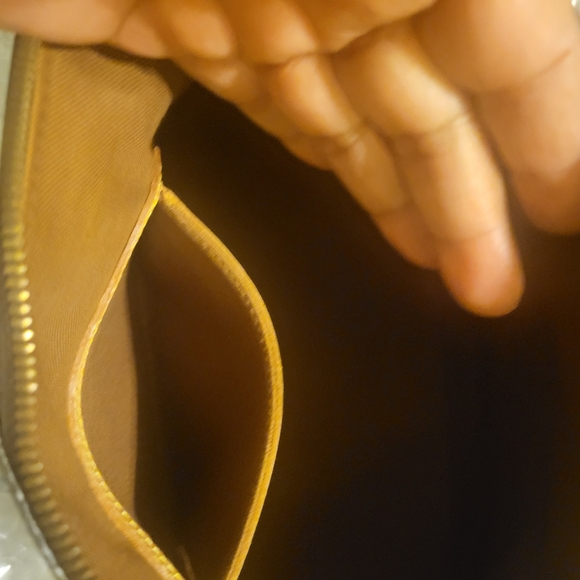 Louis Vuitton Handbag - Picture 8 of 10